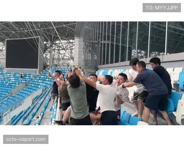 成都蓉城球迷看台展示巨幅TIFO,致敬512抗震救灾精神 成都蓉城球迷看台展示巨幅TIFO,致敬512抗震救灾精神